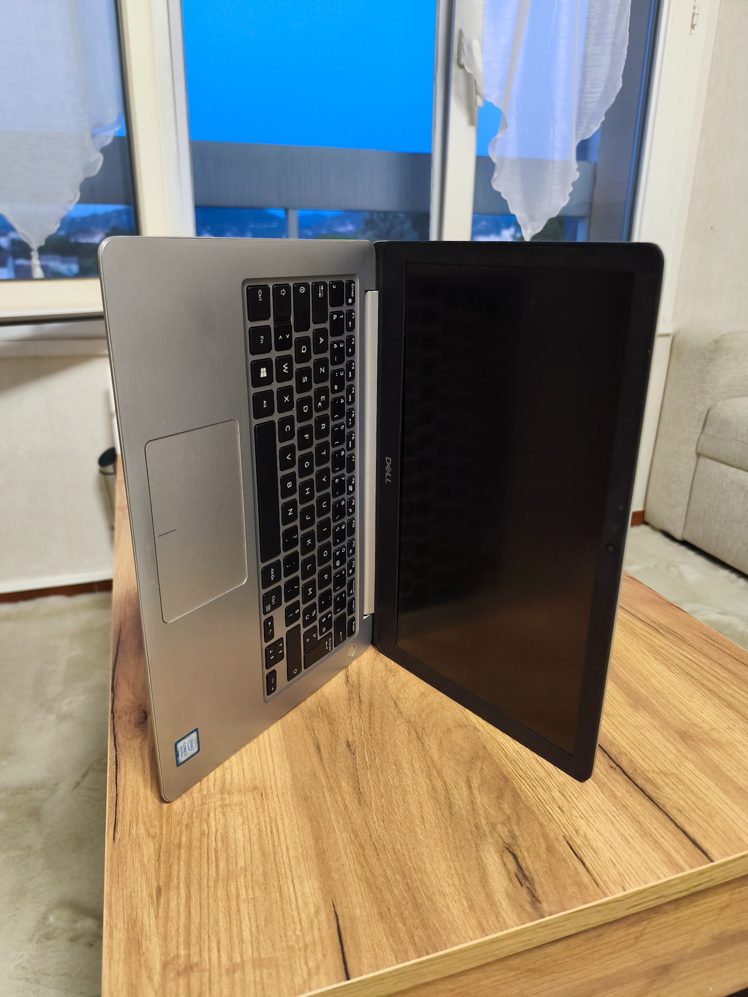 Dell Inspiron 5370 – capot fermé