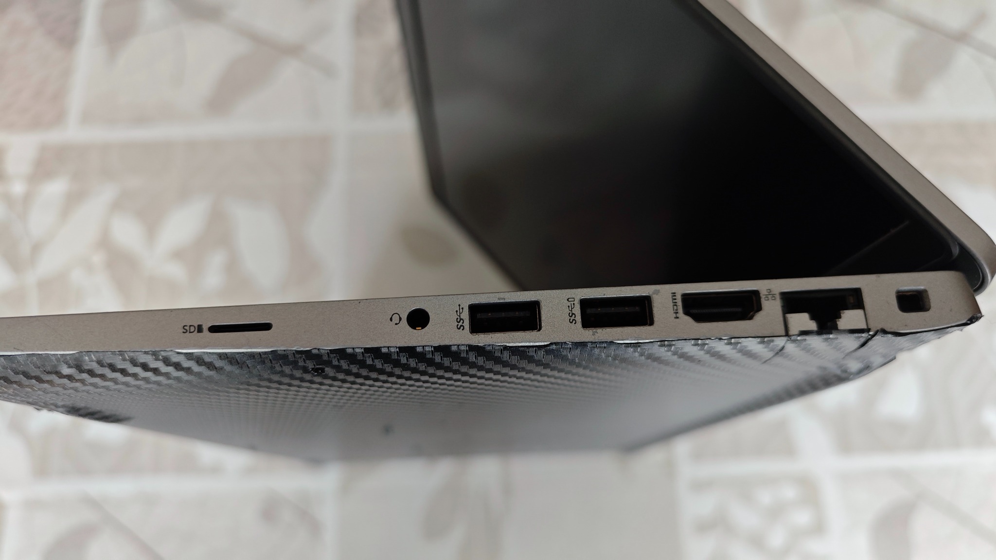 Dell Latitude 5420 – connectique droite